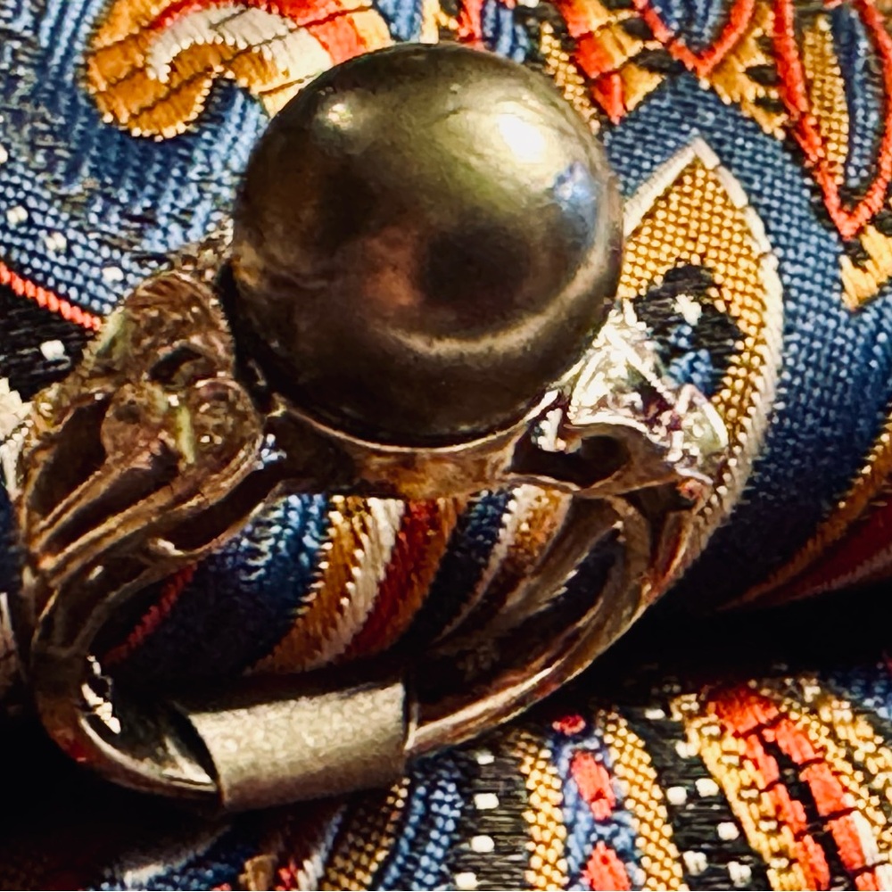 18K white Gold Tahitian Black Pearl Ring with diamonds